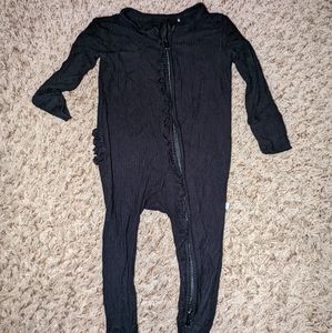 Black Ribbed Ruffled Posh Peanut